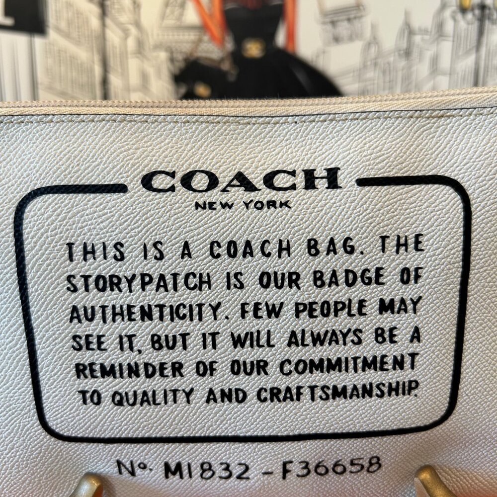 Coach "Storypatch" Wristlet Chalk White - Picture 3 of 7